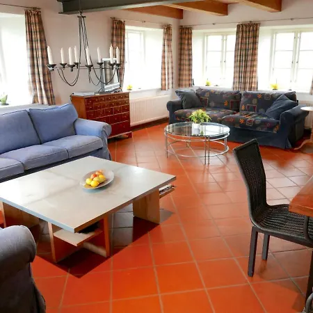 Reetdachhaus-poppenbuell * Poppenbull