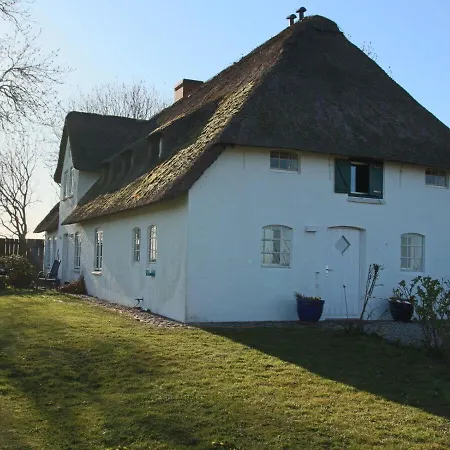 Holiday home Reetdachhaus-poppenbuell *